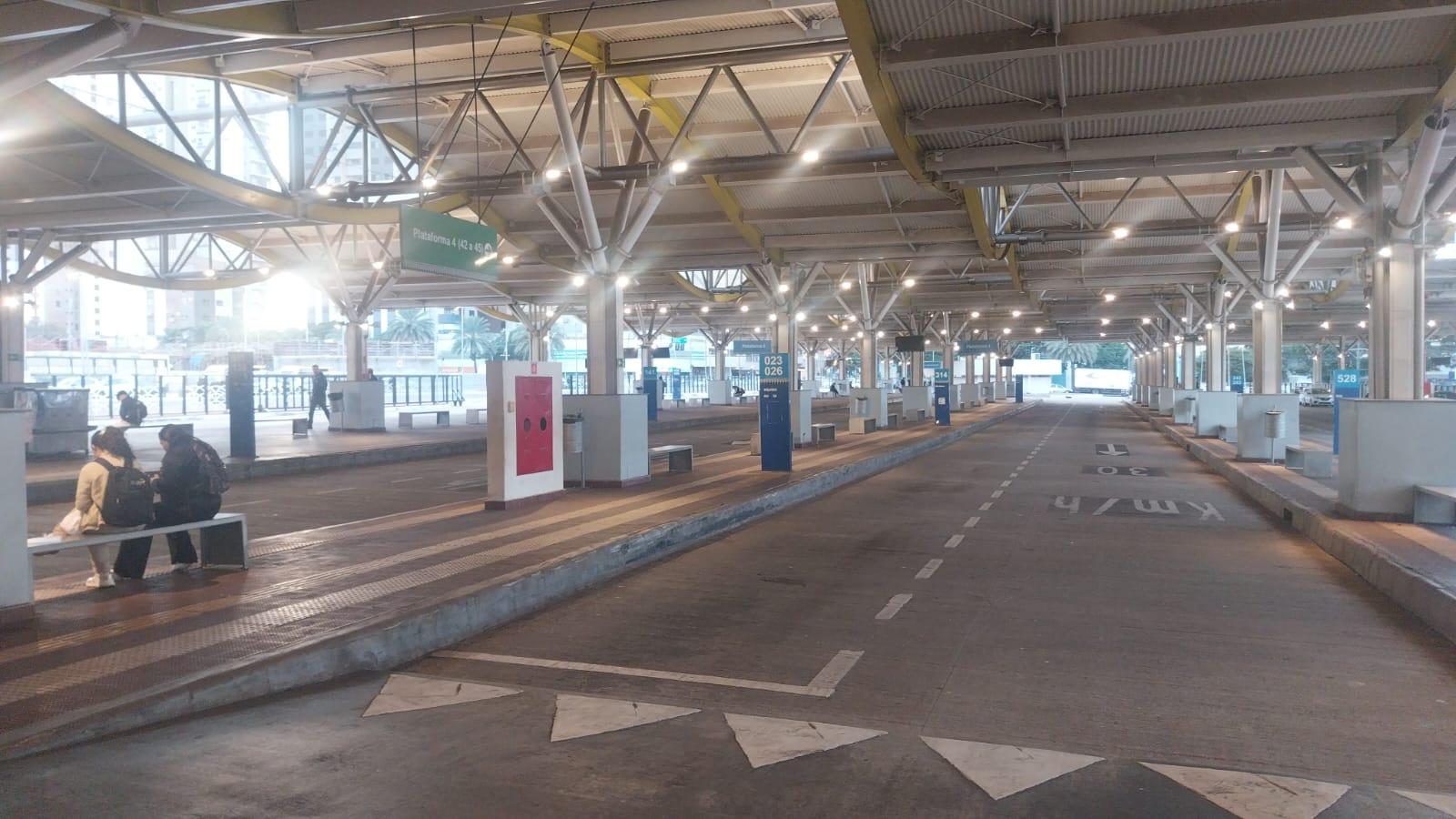 Greve de motoristas pega usuários de ônibus de surpresa