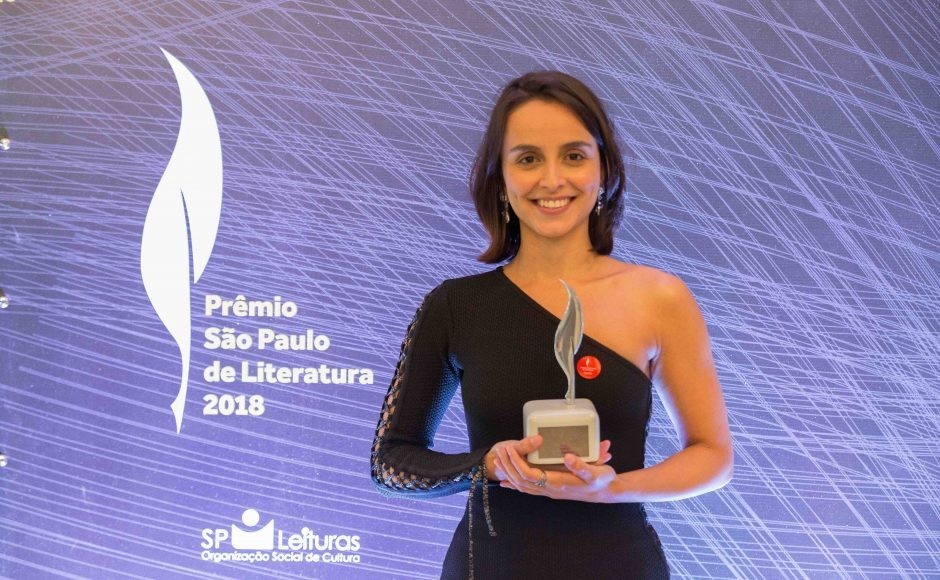 Aline Bei lança e discute o livro “O peso do pássaro morto”