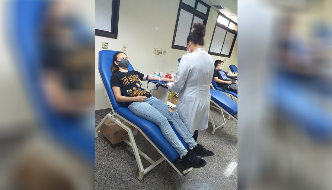 Calouros arrecadam alimentos e doam sangue no Hospital do Câncer de Maringá