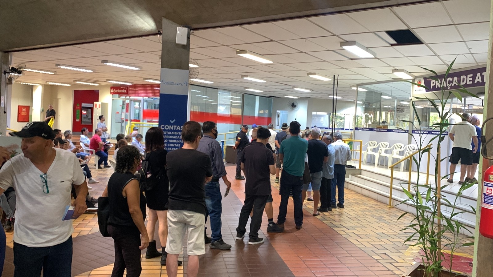 IPTU: Site da prefeitura instável e praça de atendimento lotado