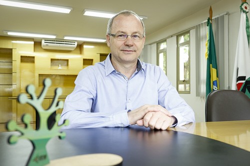 Vamos lutar para manter o ensino gratuito, diz reitor