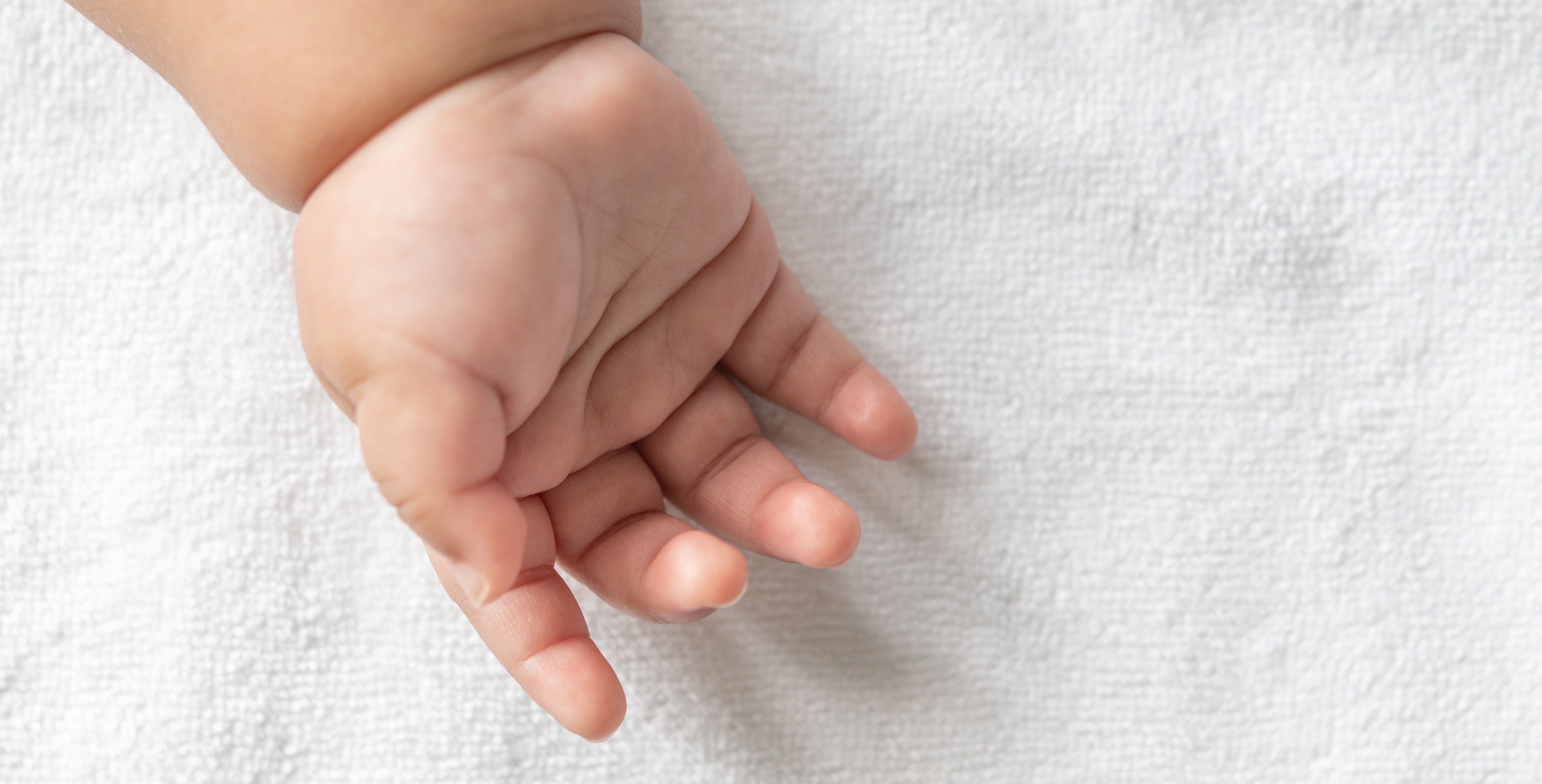 Bebê agredido pelos pais tem piora no estado de saúde