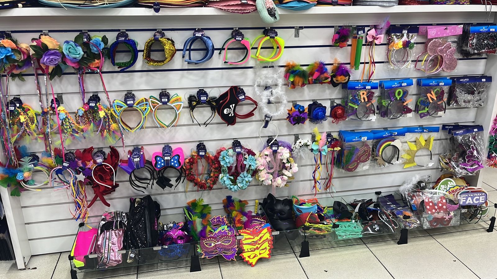 Movimento nas lojas de adereços e fantasias de carnaval em Maringá