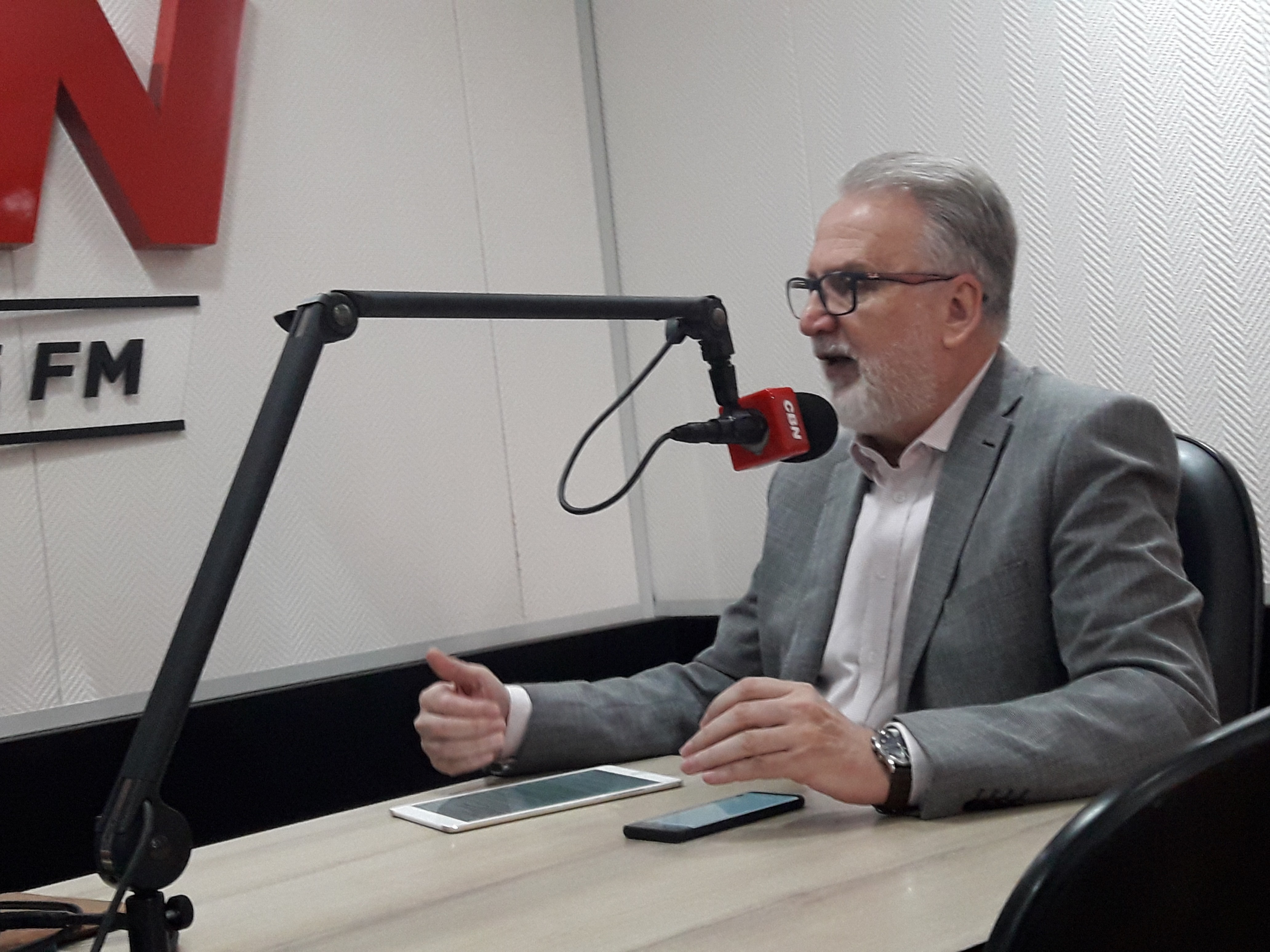 Comerciantes protestam por atraso nas obras do terminal