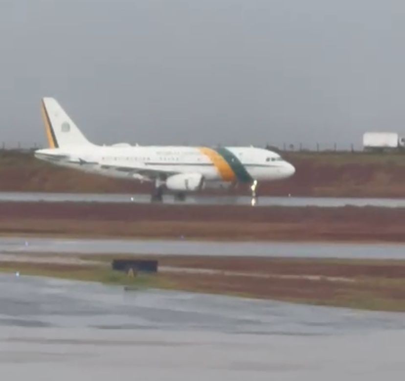 Avião de Jair Bolsonaro pousa em Maringá