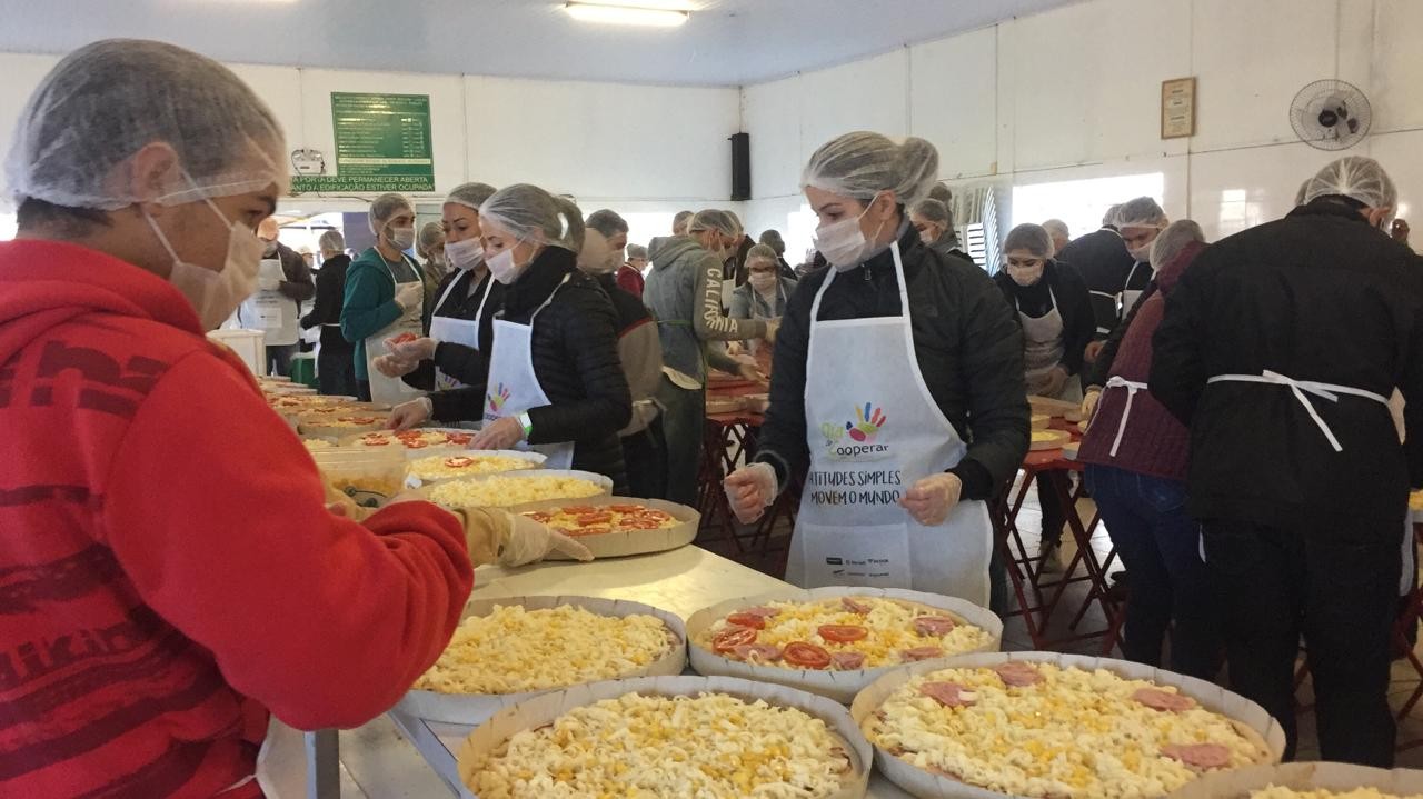 Voluntários colocam ‘as mãos na massa’ em Maringá no Dia de Cooperar