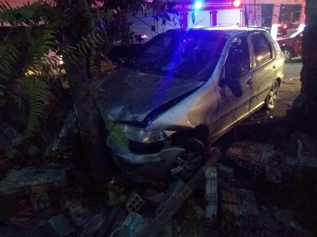 Condutora de 50 anos fica ferida após batida contra muro de residência