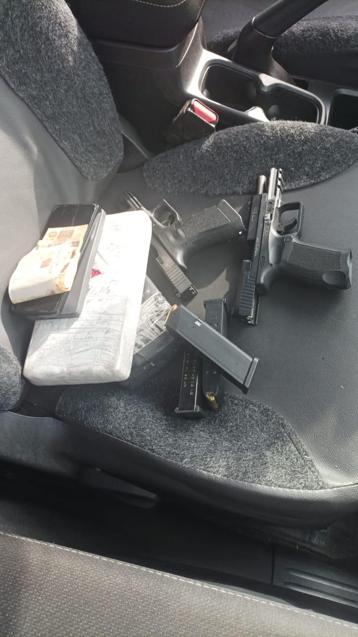 Dois homens são presos com armas de uso restrito e drogas