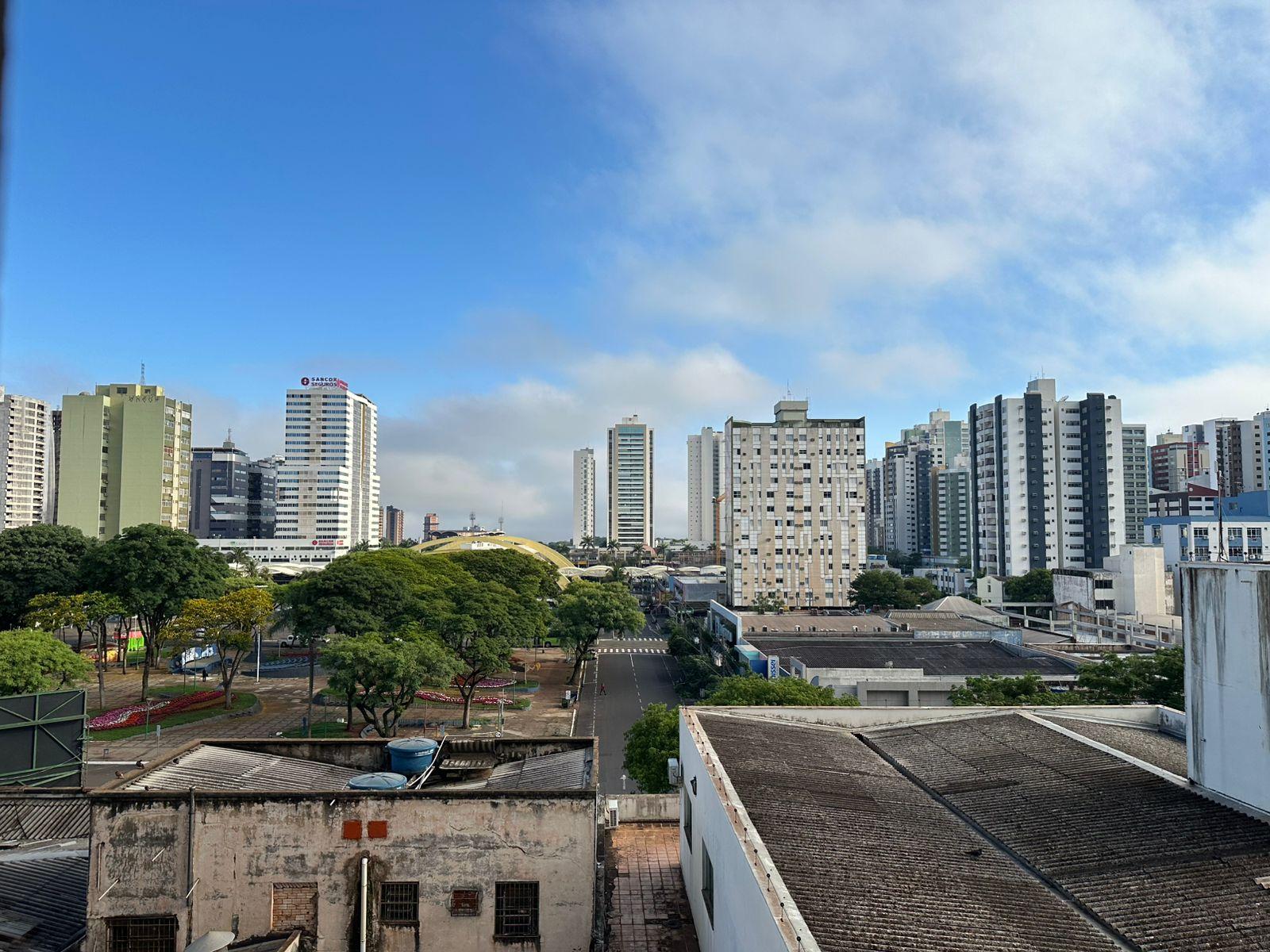 Quinta-feira (30) terá variação de nuvens e chance de chuva em Maringá
