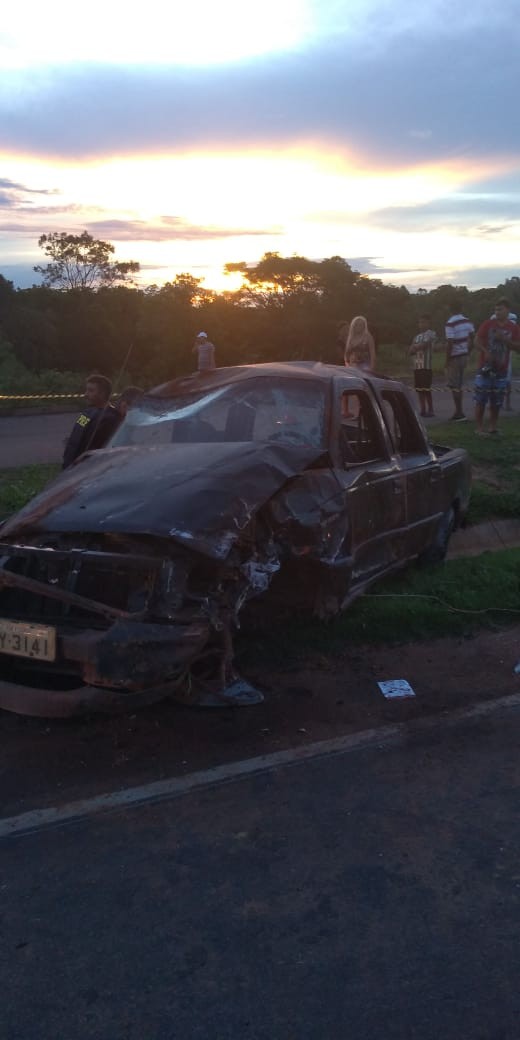 Carro capota e seis pessoas são ejetadas; nenhuma usava cinto