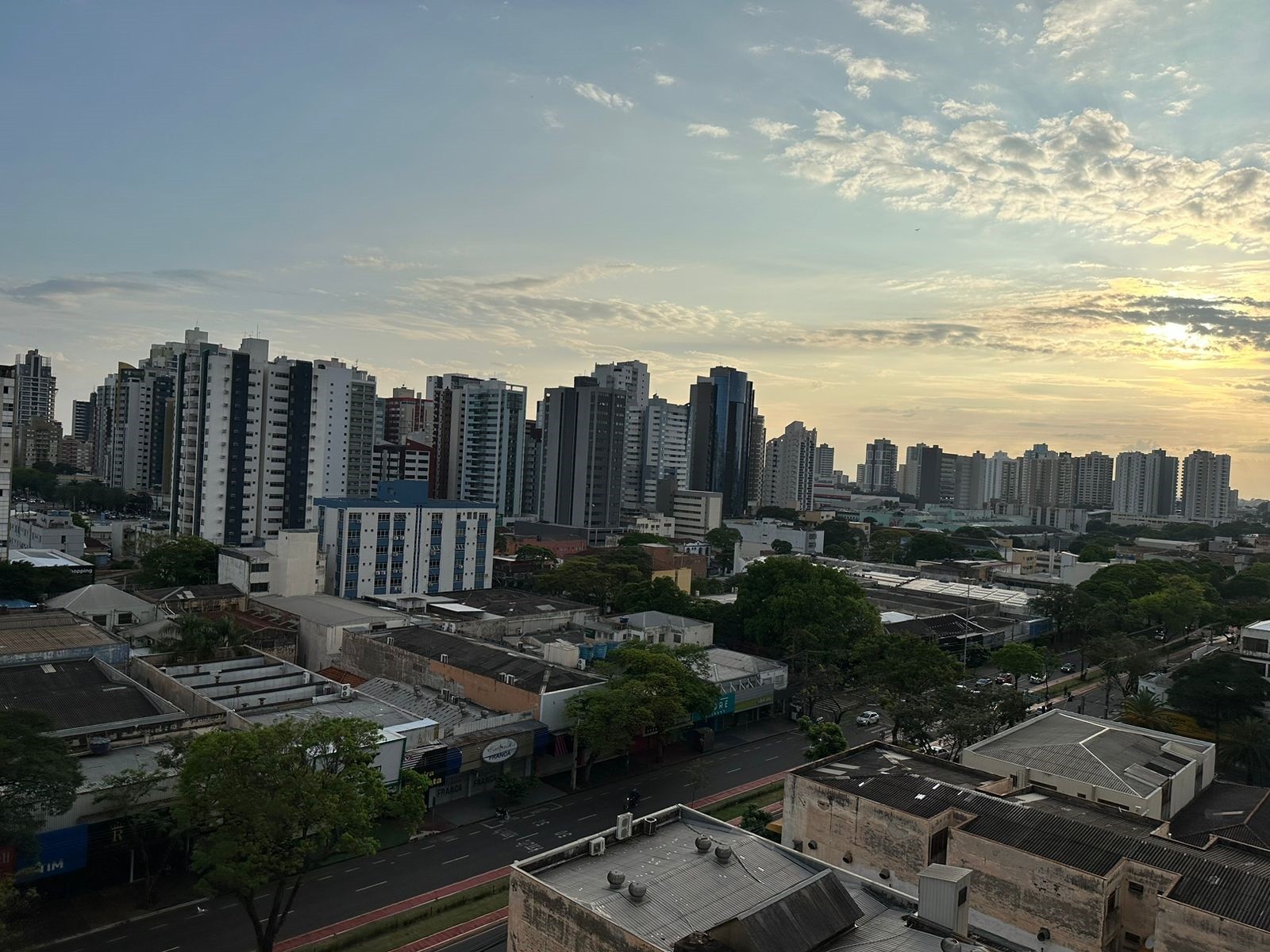 Segunda-feira (4) será quente e com possibilidade de chuva fraca em Maringá
