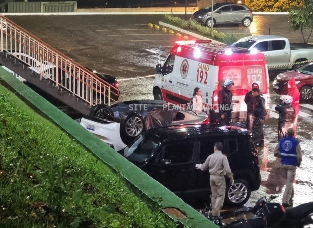 Carro com três estudantes cai de estacionamento de universidade em Maringá e atinge 2 veículos