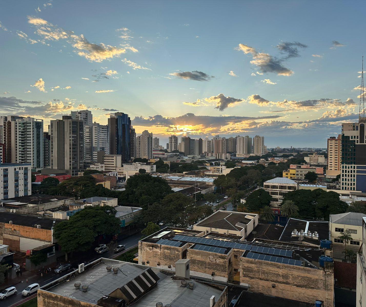 Tempo firme e temperaturas amenas marcam o início da semana