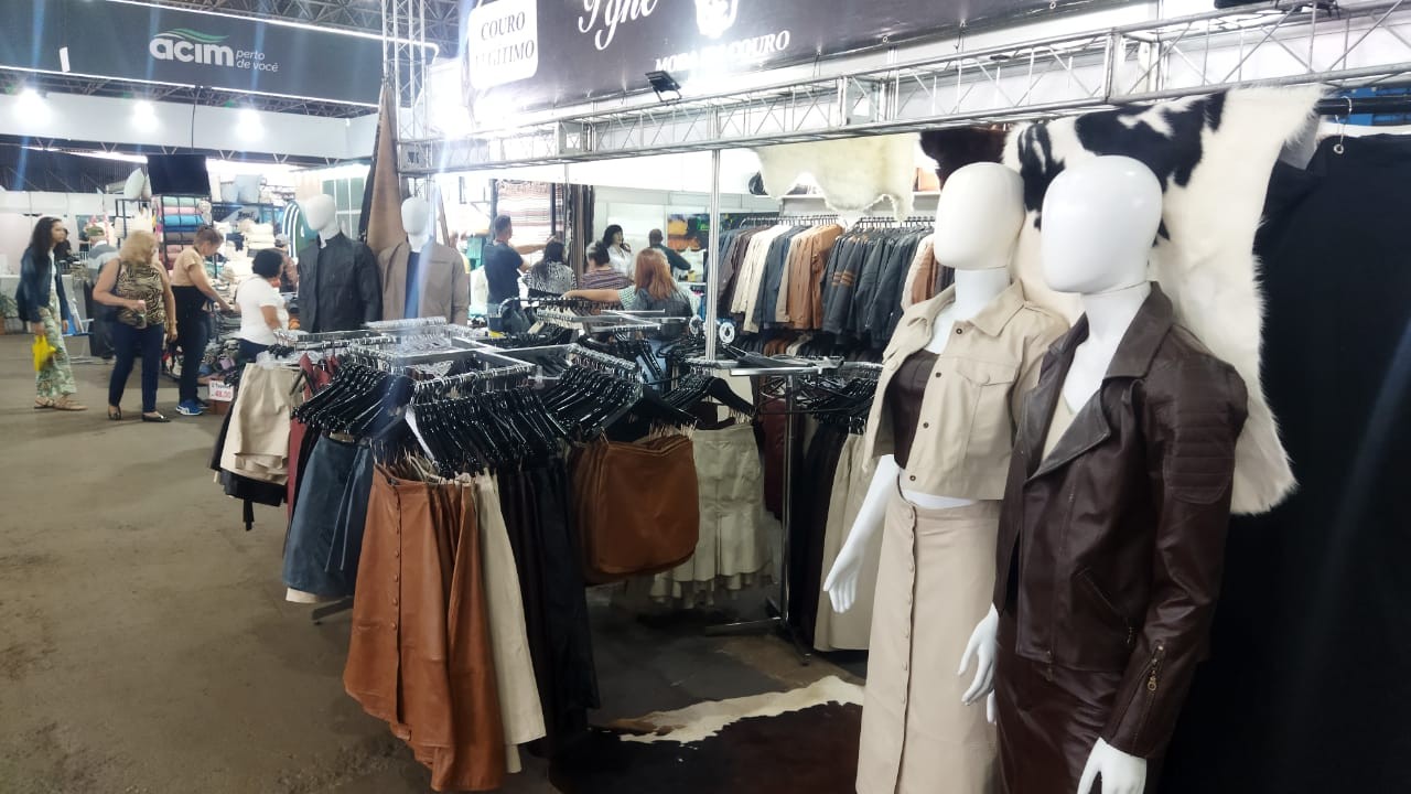 Chegada do frio aquece comércio de roupas de couro na Expoingá