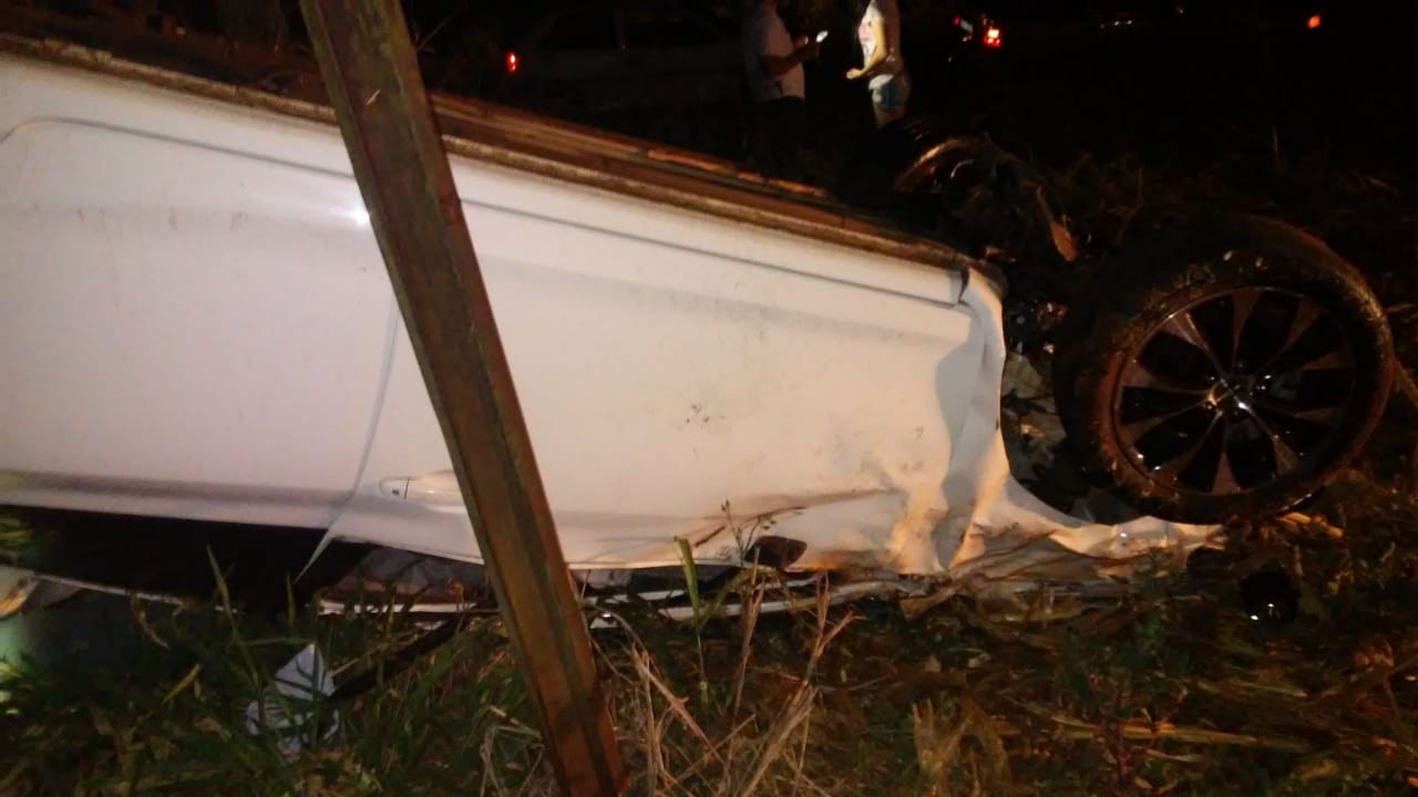 Motorista de 29 anos morre após ser ejetado de veículo durante capotamento