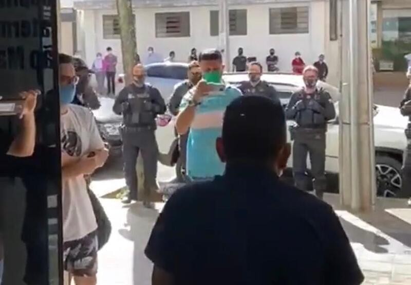 Agente penitenciário vence Covid-19 e recebe homenagem em Maringá; VÍDEO