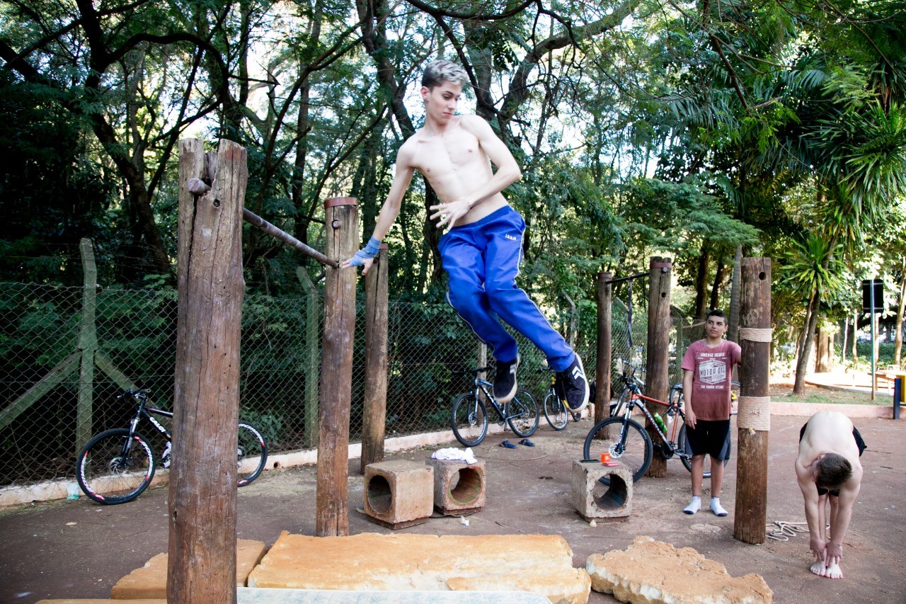 Maringá realiza competição de manobras radicais em barras fixas