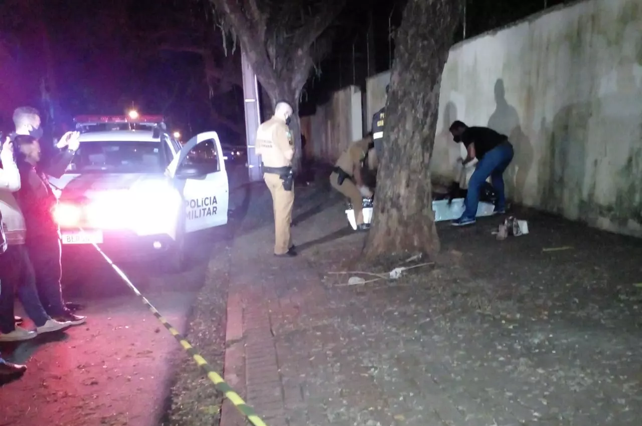 Mulher é morta com facada no peito no centro de Maringá