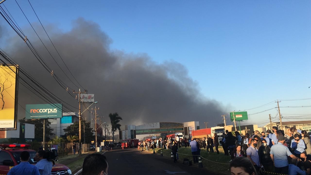Incêndio atinge shopping atacadista em Maringá
