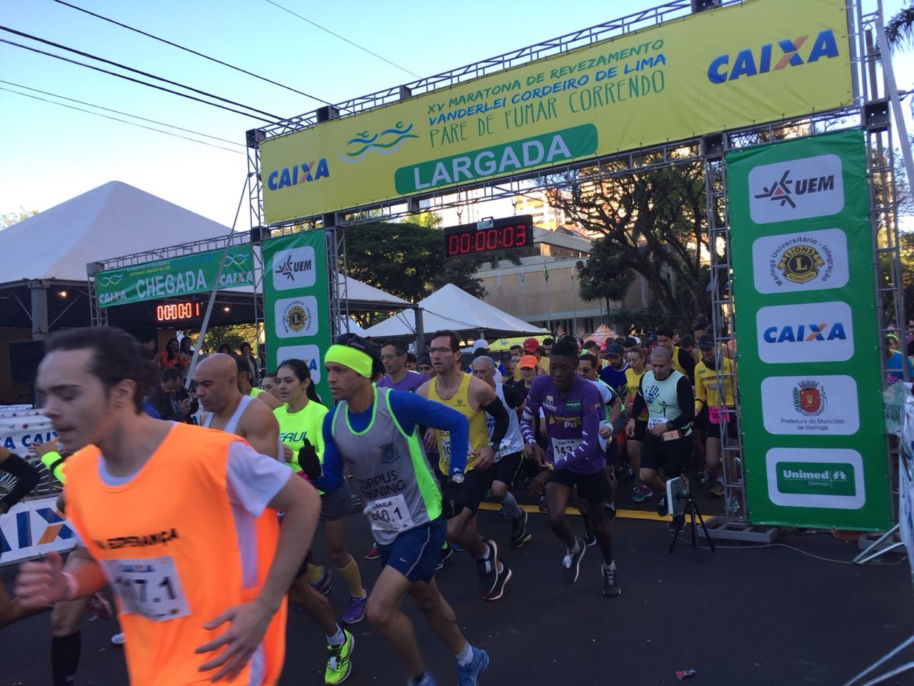 Atletas enfrentam frio durante maratona em Maringá