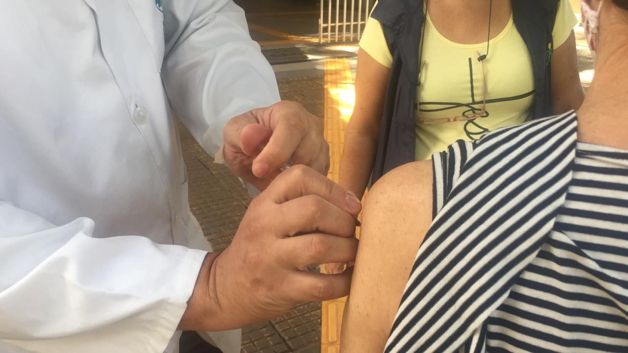 Ao menos quatro pontos já não têm vacina contra gripe em Maringá