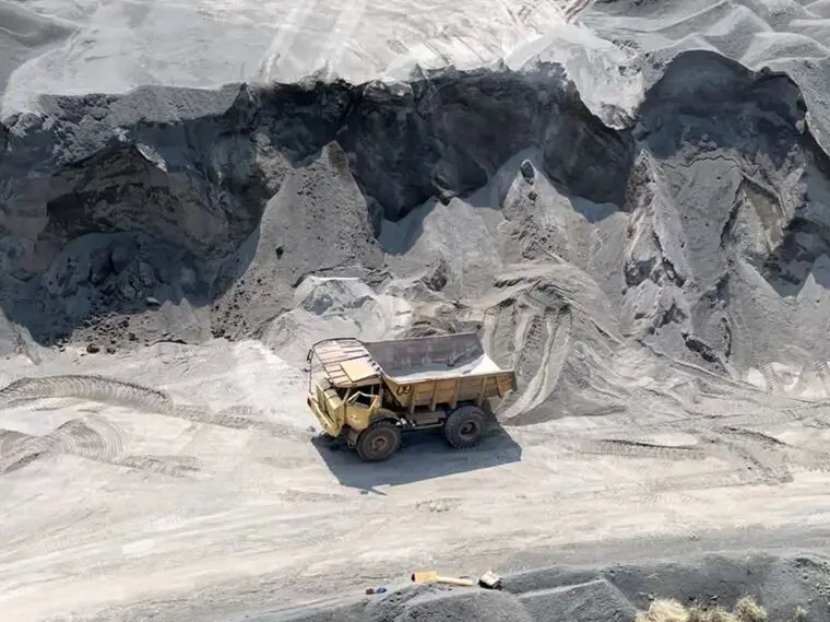 Caminhão tomba e homem fica ferido em pedreira de Marialva