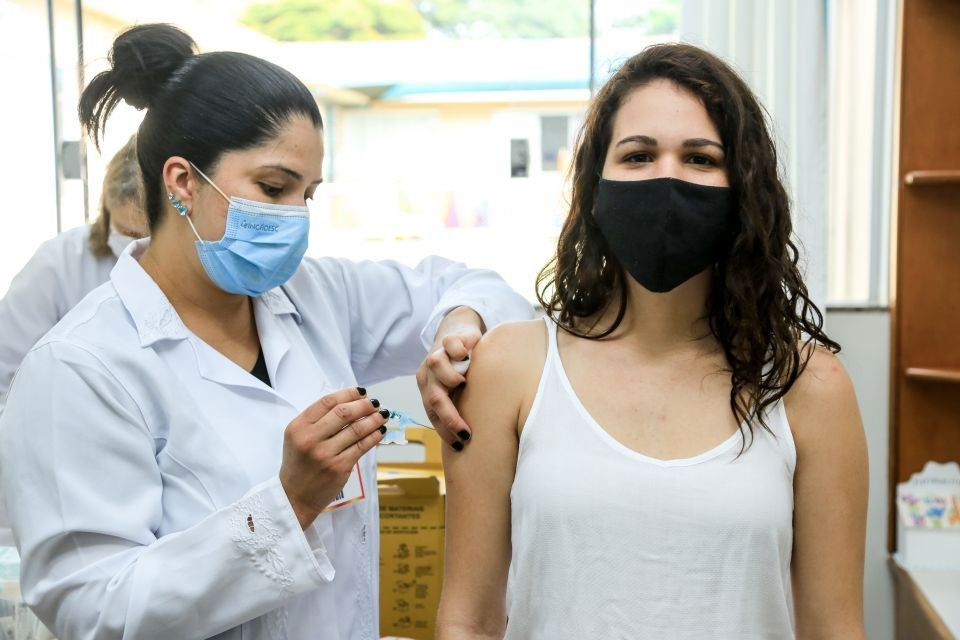Adolescentes de 15 e 16 anos serão vacinados nessa sexta-feira (22)