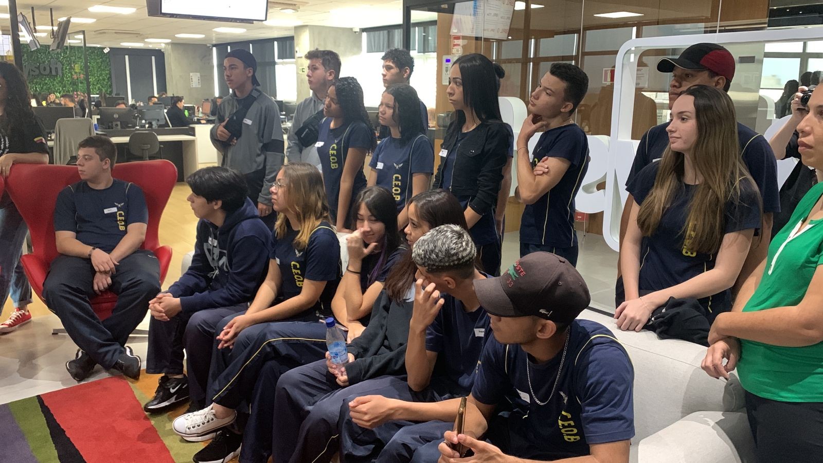 Alunos da rede estadual fazem visita técnica em empresa de TI de Maringá