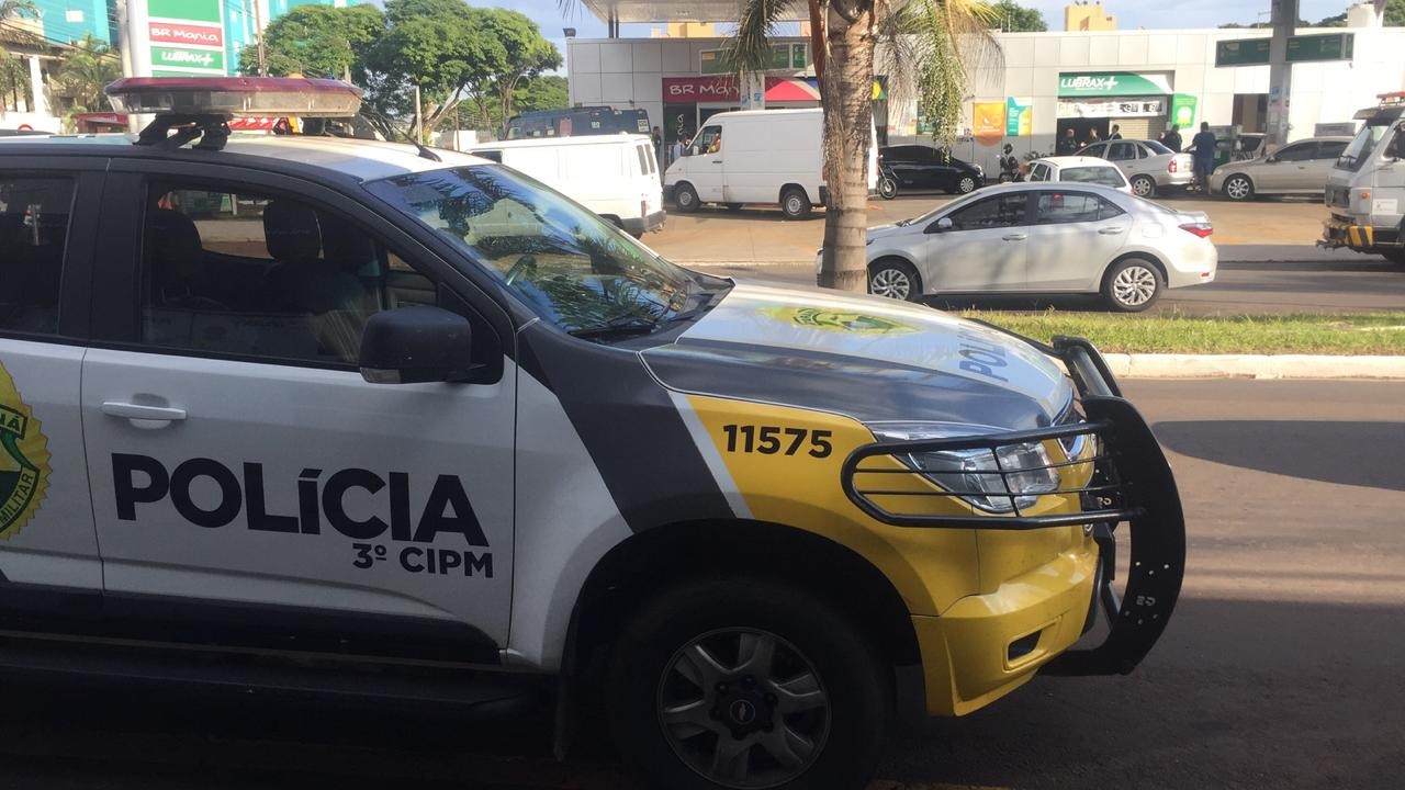 Viaturas da PM abastecem em posto que ainda tem combustível