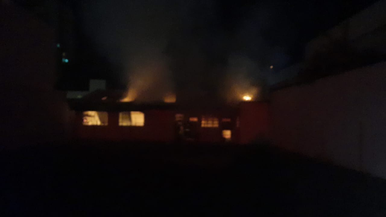 Incêndio destrói depósito de Igreja na Vila Operária, em Maringá