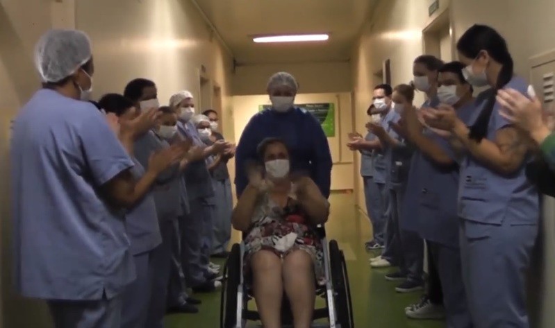 Vídeo mostra paciente com Covid-19 aplaudida após ter alta
