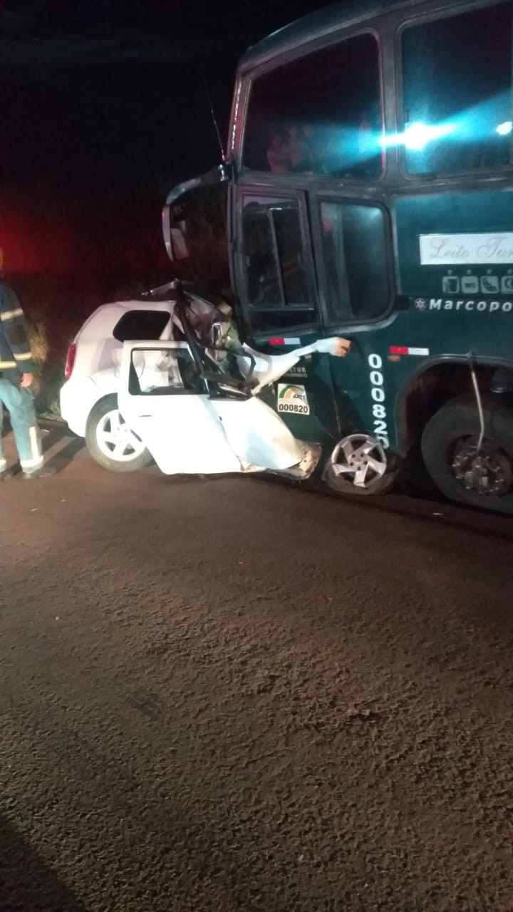 Quatro pessoas morrem em acidente entre carro e ônibus