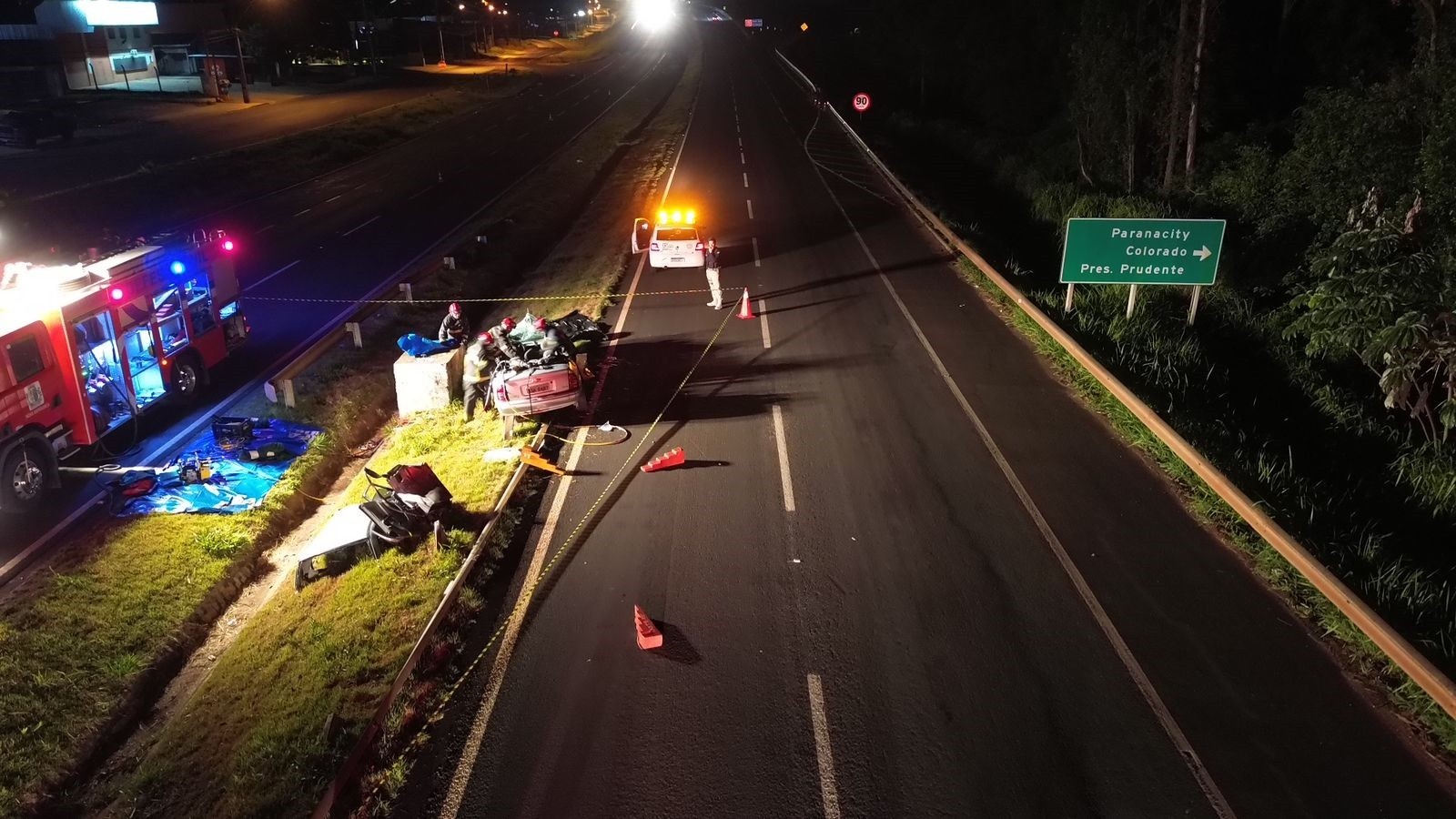 Dois jovens morrem e outros três ficam feridos após carro bater em concreto às margens da BR-376