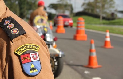 Carro com quatro ocupantes capota na PR-444