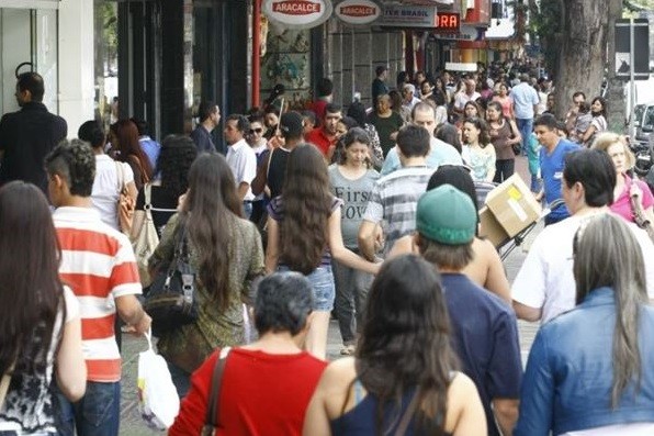 Comerciantes se preparam para a abertura das lojas à noite
