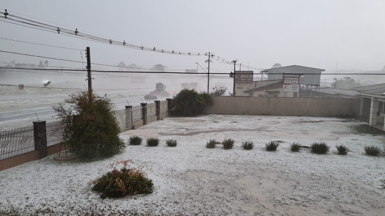 Chuva de granizo atinge Curitiba e região metropolitana nesta segunda-feira (16)