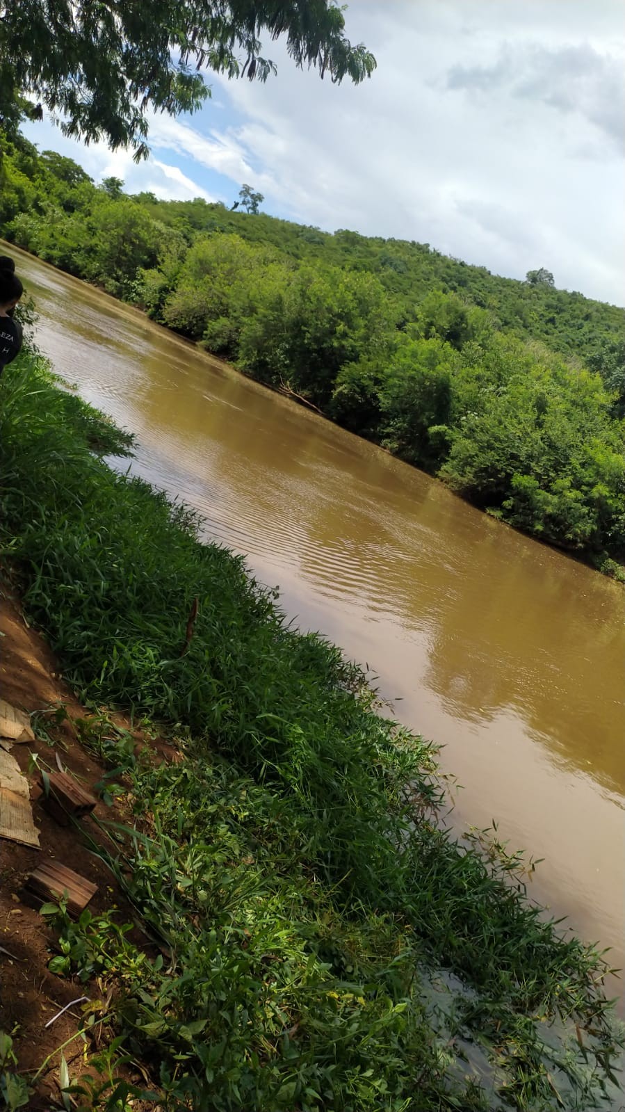 Bombeiros fazem buscas por homem que desapareceu no Rio Pirapó