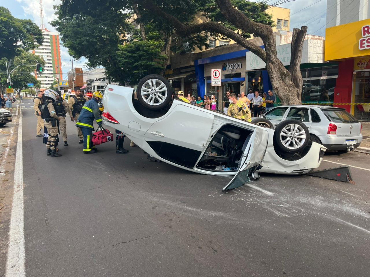Cinco pessoas ficam feridas em acidente no centro de Umuarama