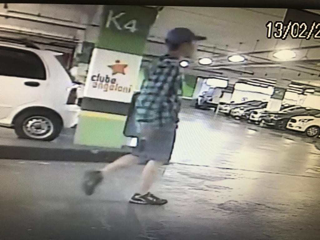 Polícia divulga imagens de rapaz que furtou moto dentro de mercado