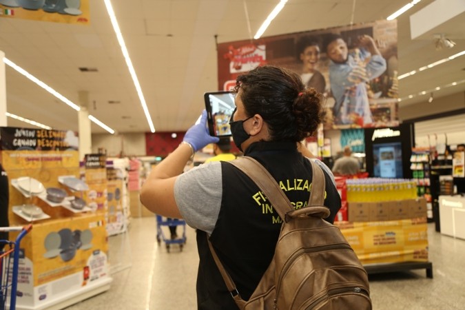 Fiscais da Prefeitura de Maringá vistoriam supermercados, shoppings, bares e restaurantes
