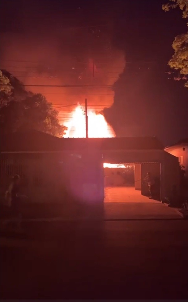 Incêndio destrói casa de madeira na Zona 8