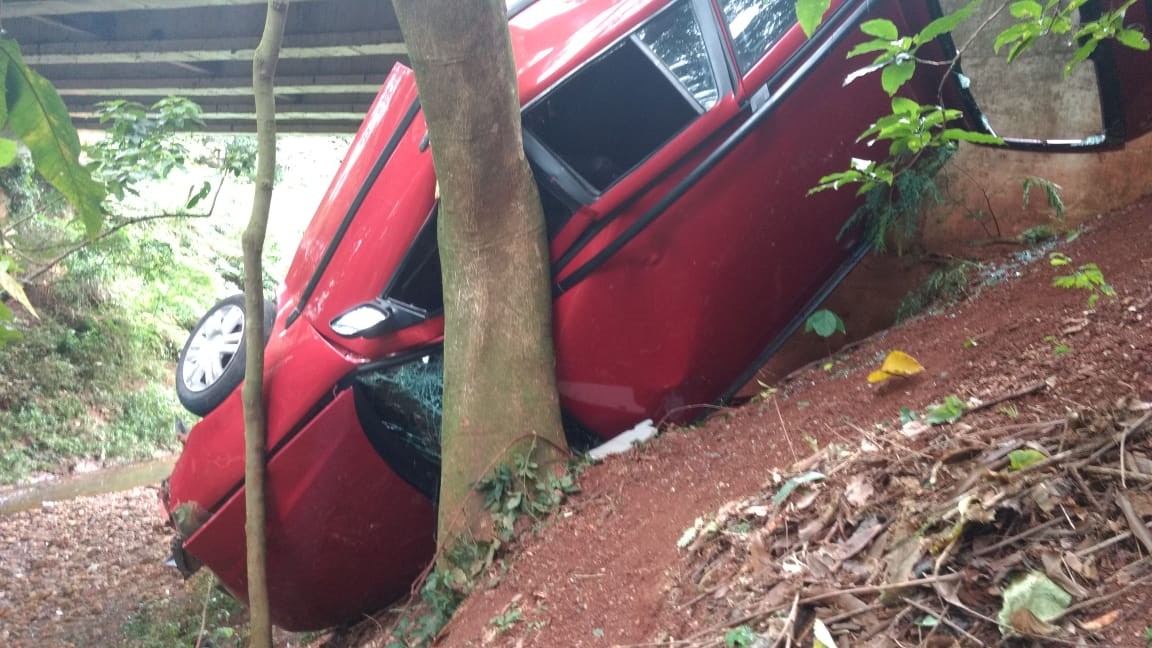 Três pessoas ficam feridas em capotamento