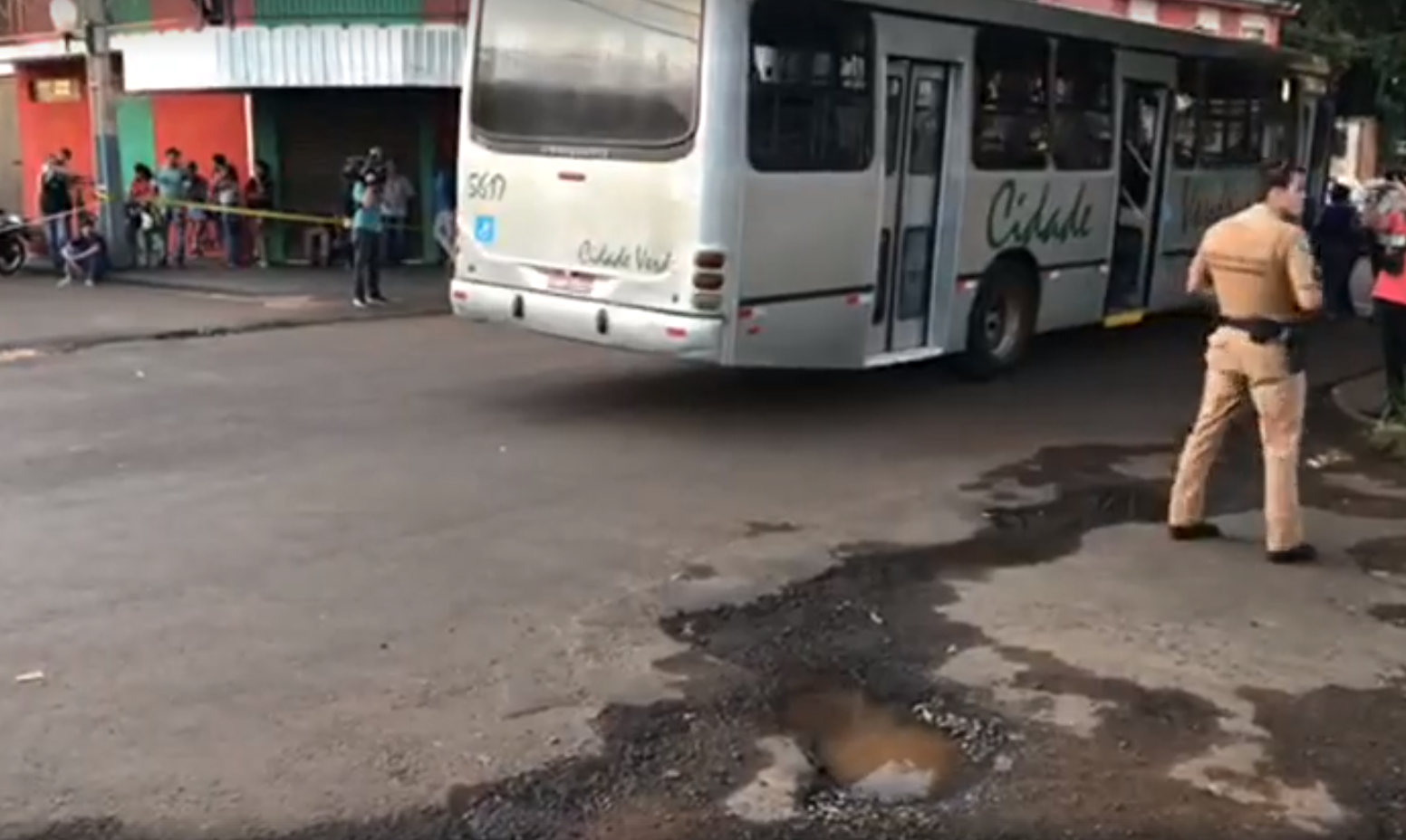 Adolescente morre em acidente entre bicicleta e ônibus