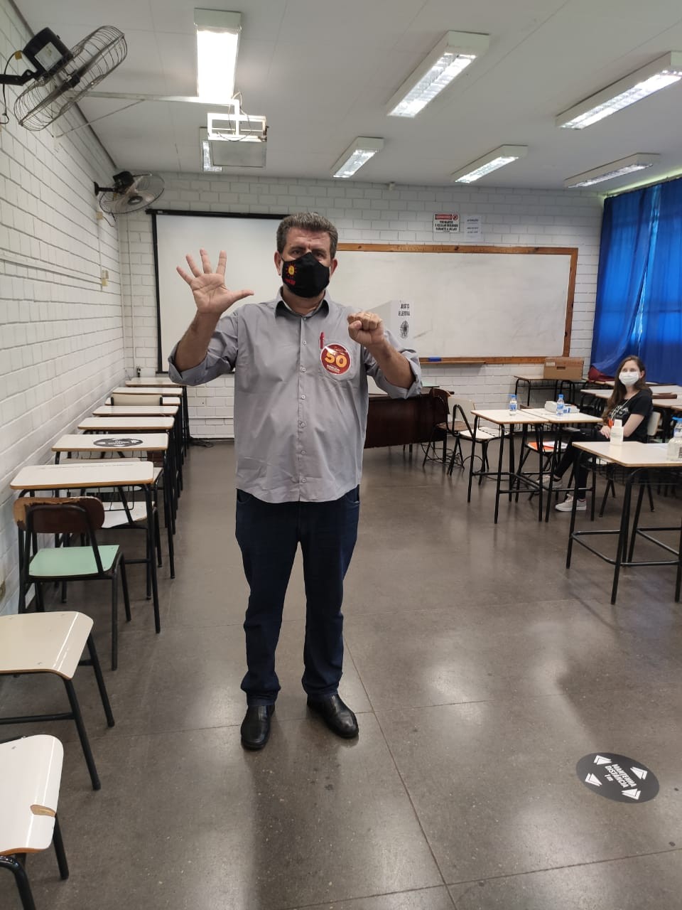 Professor Edmilson vota na UEM