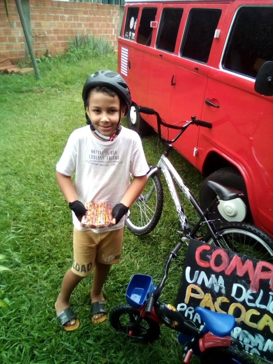 Vendendo paçocas, maringaense de 8 anos arrecada R$ 2 mil e compra bicicleta