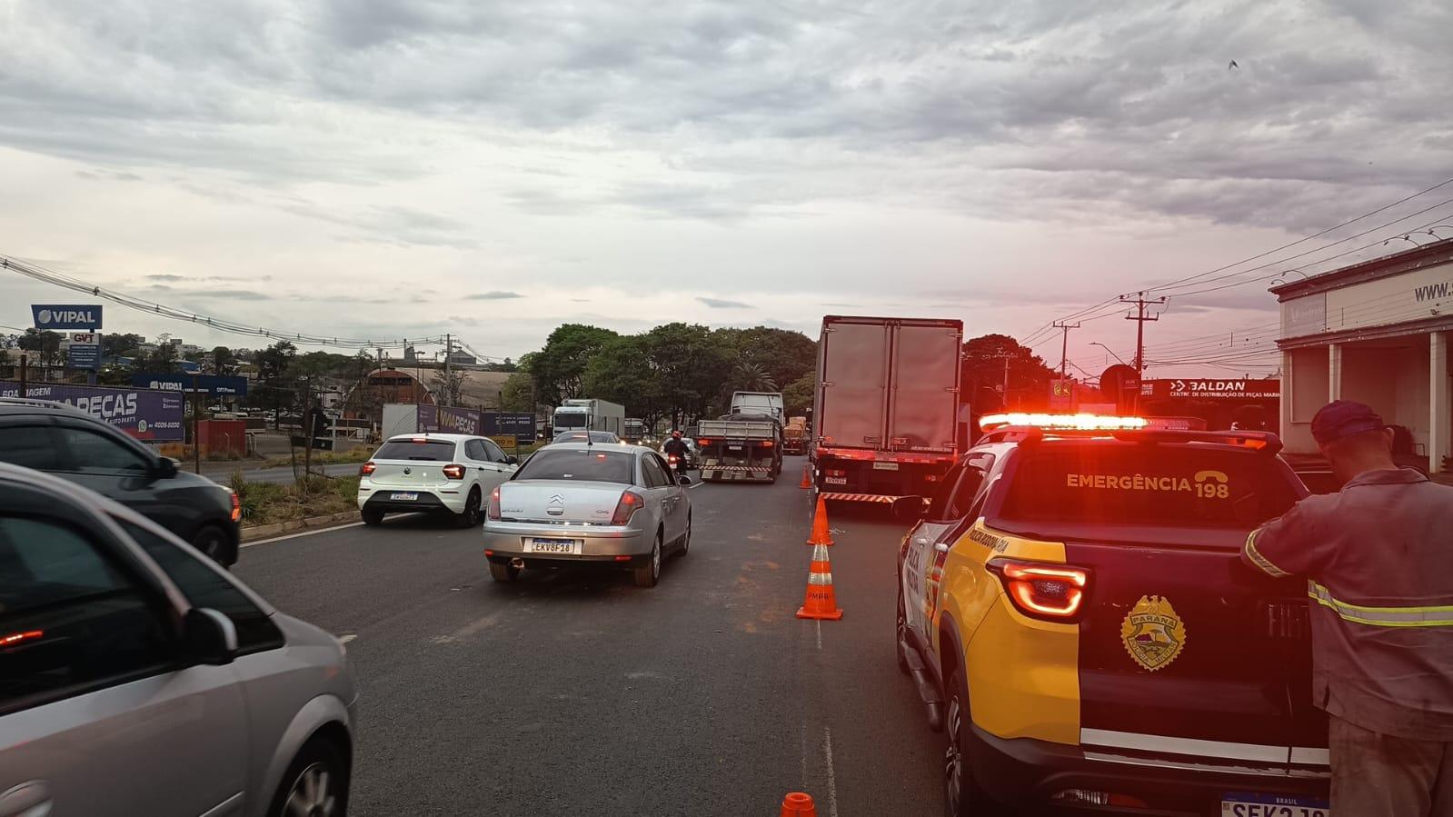 Engavetamento de caminhões deixa motorista ferido na PR-317 perto do trevo do Catuaí