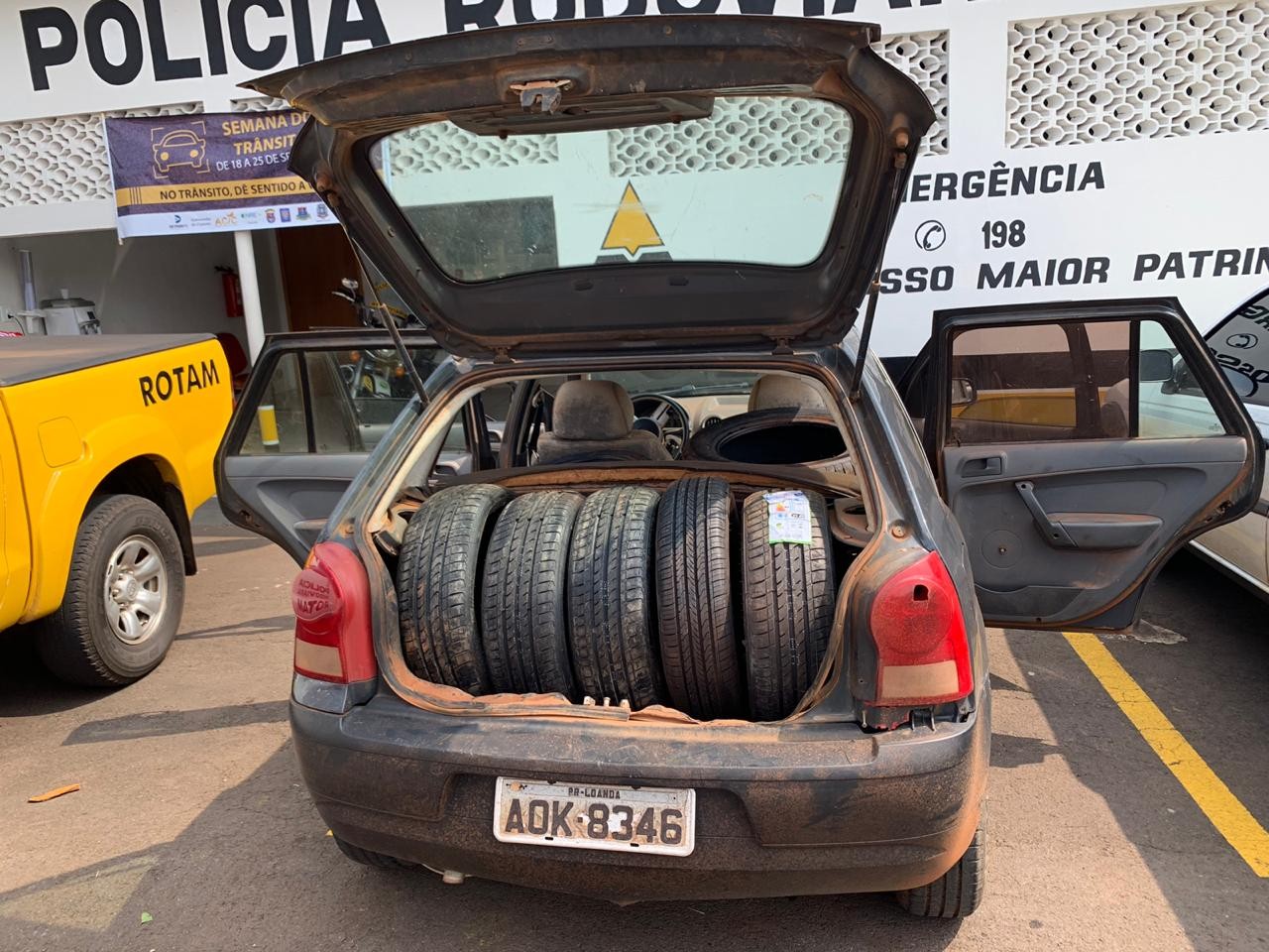 Carro lotado de pneus contrabandeados é apreendido
