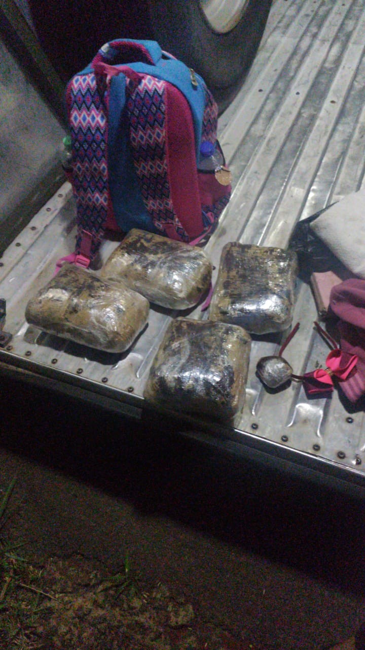 Passageira de ônibus é presa com 4 Kg de maconha