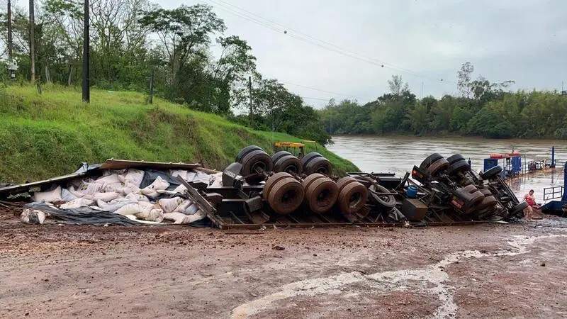 Caminhão tomba perto de balsa no Rio Ivaí e motorista morre preso às ferragens