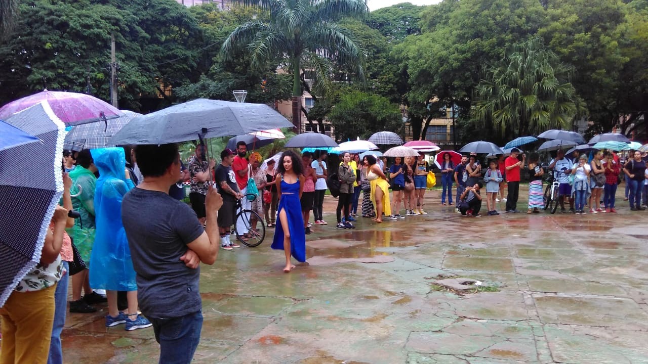 Debaixo de chuva, ato em memória de Marielle é realizado em Maringá